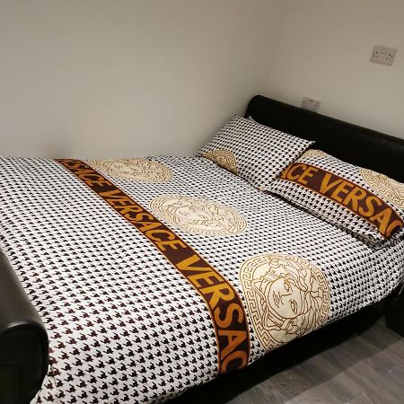 Studio Self Contained Double Bedroom Londra Exterior foto