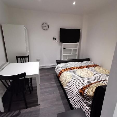 Studio Self Contained Double Bedroom Londra Exterior foto