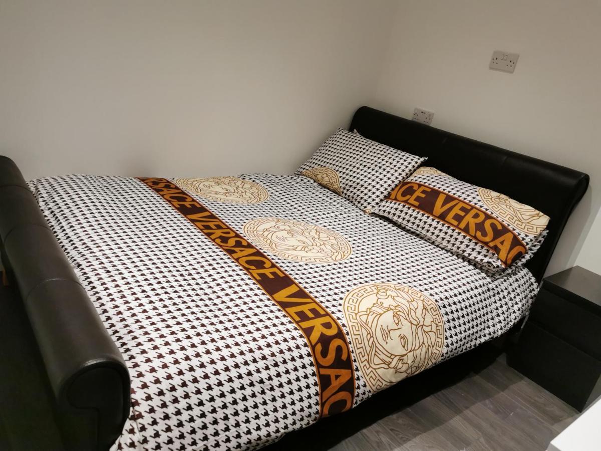 Studio Self Contained Double Bedroom Londra Exterior foto