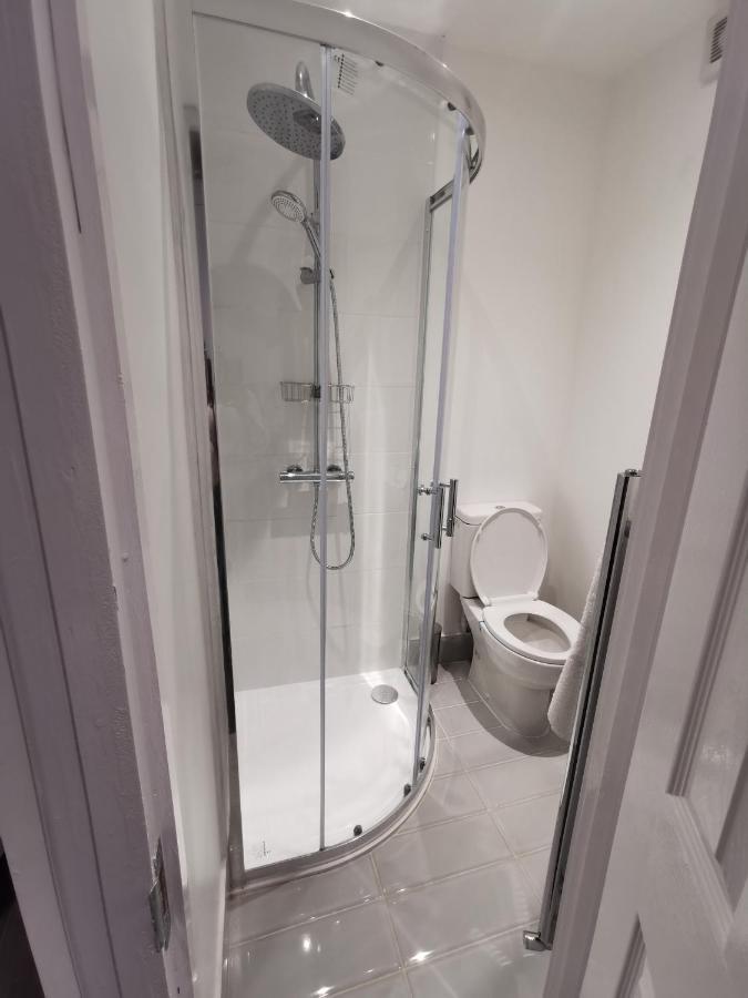 Studio Self Contained Double Bedroom Londra Exterior foto