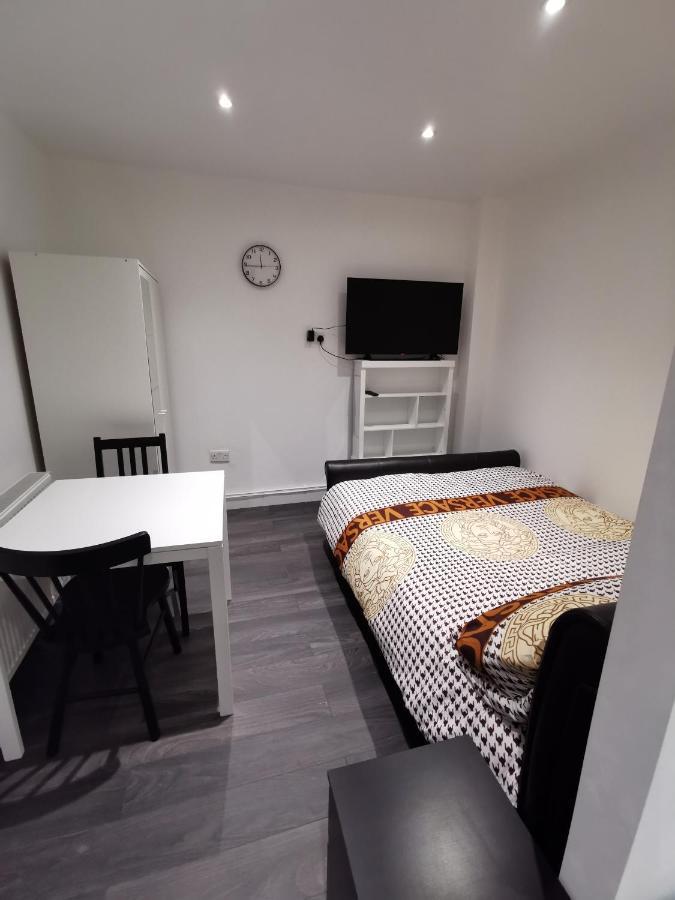 Studio Self Contained Double Bedroom Londra Exterior foto