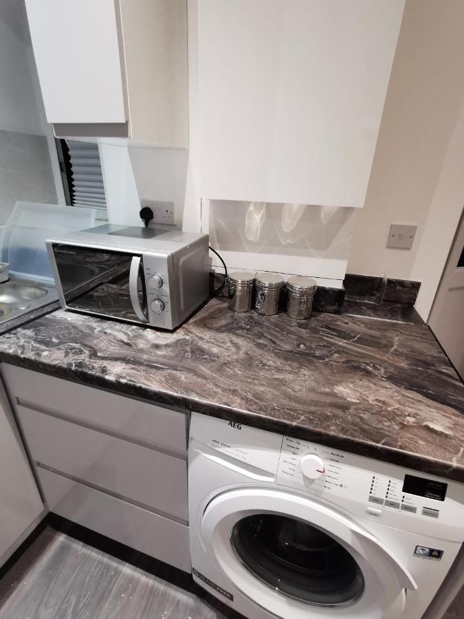 Studio Self Contained Double Bedroom Londra Exterior foto
